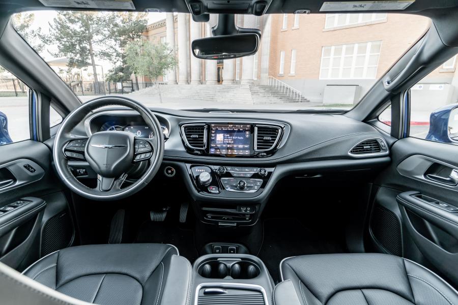 Торпедо Chrysler Pacifica Hybrid S Appearance Package (RU) 2018 года  (фото 32 из 33)